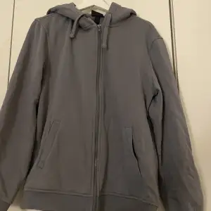 En zip hoodie från HM i färgen mörkgrå och storleken M. Knappt använd. Köparen står för frakt och priset kan förhandlas. 