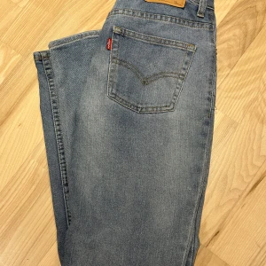 Levisjeans - Säljer mina levisjeans för att dem är för små för mig. Är ganska använda. Men har ändå ett bra skick. 