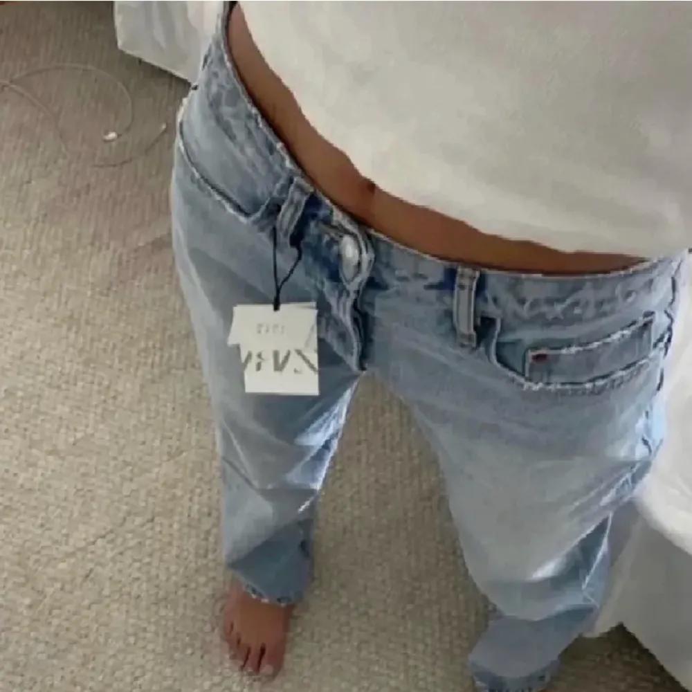 Mid Rise jeans från Zara. 💙Säljes då de knappt kommer till användning. Smärre slitage nedanför skärpet på framsidan, därav priset. Syns inte alls med en normallång tröja. Kan sys ihop själv eller hos skreddare. Exakt samma modell som på bilden. 💙. Jeans & Byxor.