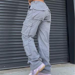 Säljer dessa sjukt snygga cargo pants, helt sprillans nya (endast testad)  pga att den var för liten. jag bjuder på spårbar frakt!! 📦💕skriv privat vid intresse!!  Mått på byxorna:  Midja-74 cm Höfter-102 Längd-105  Material: Bomull + Denim. (lånad bild)