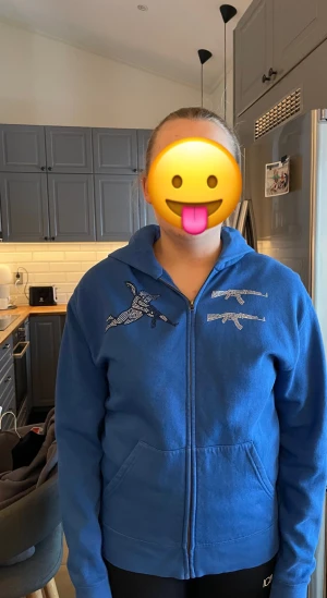 Blå one of one hoodie - Säljer denna blåa one of one hoodie då den blivit för liten för mig💙 köptes för 1500kr för ca 1 år sedan💙