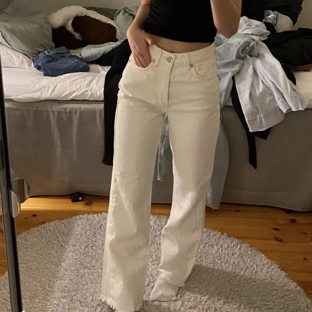 Superfina vita jeans från Bikbok. De är klippta i butik i längden och passar bra för mig som är 167. Superfina och bekväma! Köpes för 599, säljer för 300! Säljer för att jag har 2 par.. Jeans & Byxor.