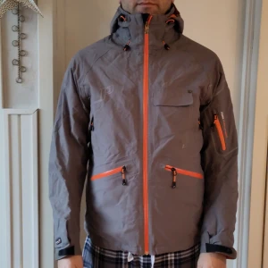 Peak Performance skidjacka strl M - Fin skidjacka med snölås 