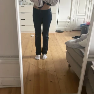 Mörkblåa jeans  - Säljer dessa jättesnygga mörkblåa jeans i storlek 36 då de inte kommer till användning. Jag är 165 cm lång.  