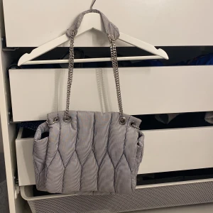 Zara väska  - Zara väska, blå randig där man får plats med mycket, fint skick💓