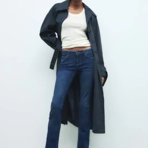 Jeans bootcut  - Säljer dessa jättefina bootcut jeansen från zara. Jättesköna och passar till typ allt men känner att jag använder andra byxor mer💞