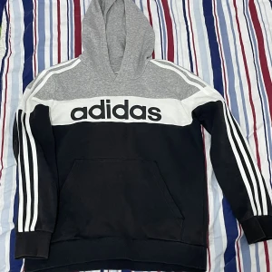 Adidas hoodie  - Adidas hoodie. Mycket bra skick. 60 spänn. I junior storlek 164. Passar som strl S. 