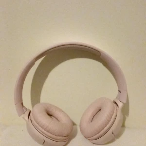 JBL hörlurar - Hej jag skulle vilja sälja mina JBL hörlurar som jag köpte för 600 kr hoppas ni köper jag kommer såklart sänka priset för de är begagnade!