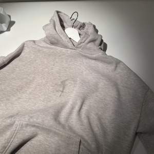 Jättecool hoodie med cool design. Grå och har ”fläckar” på sig, men det är designen. Sitter snyggt och lite mer oversize 