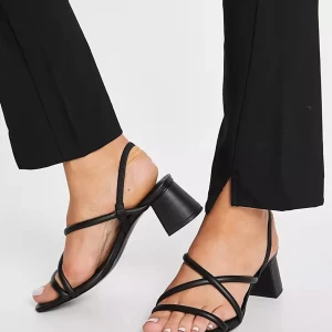 & other stories sandaler m. klack - 🪐äkta skinn, strl. 39 från Stories! Sparsamt använda, inga tecken på slitage. Väldigt bekväma att gå i, block-klack ca 5 cm. Bild 2 är exakt hur skorna ser ut, bild 1 en väldigt lik modell från stories🪐