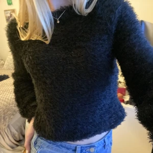 Söt faux fur tröja - Säljer en svart supersöt fluffig tröja i ”fake päls”. Matchar med allt och kan både kläs upp till fest och ner till vardag! 😍🫶🏼Storlek XS❤️