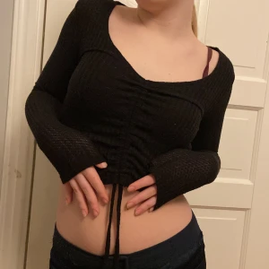 Svart topp - Denna topp är lite tajt så om du är som mig eller mindre så sitter den perfekt jag är själv storlek S. På mitten av tröjan kan du justera om man du vill upp eller ner.