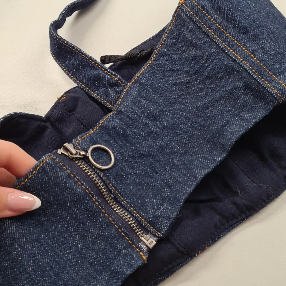 En fin jeans corset som tyvärr inte passade mig. Aldrig använd.🤍 Köpt från Italien 🇮🇹 . Toppar.