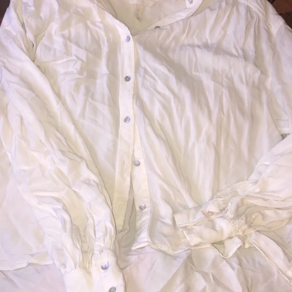 En vit blus som jag köpte på h&m för många år sen, men som inte är min stil längre. Riktigt skönt material!  Kan behövas strykas, men inget som förstör utseendet.. Blusar.