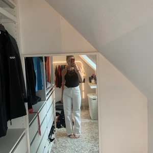 Vita jeans - Väldigt fina vita jeans från nakd. Använder ej längre så jag säljer dem. I väldigt bra skick. Nypris 500kr, frakt ingår ej ❤️