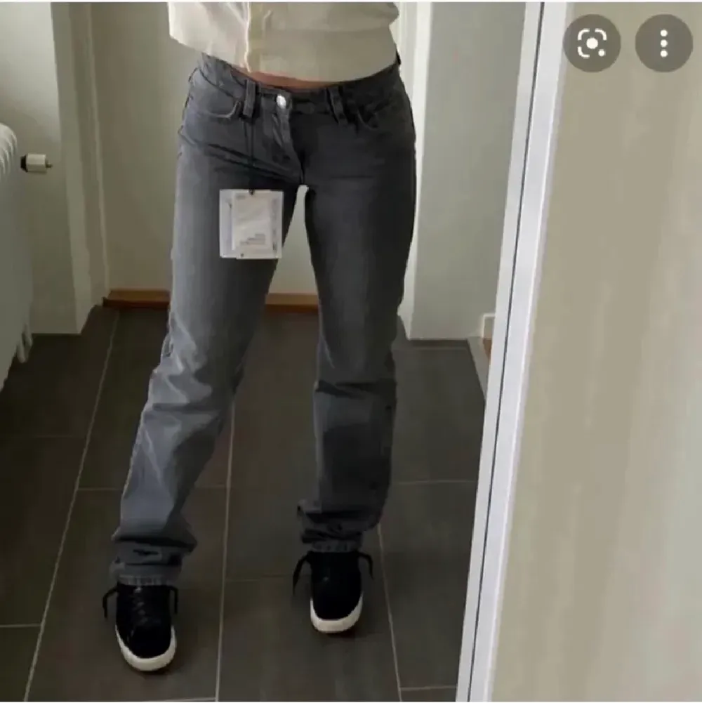 Gråa lågmidjade jeans storlek 26/30, aldrig använda då de va för små för mig! Från weekday i modellen Arrow Low, nypris är 500kr. Jeans & Byxor.