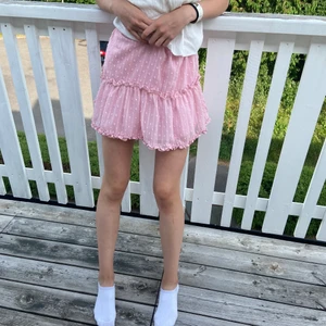 Rosa kjol - En kjol från shein med ganska normal passform, lite åt det mindre hållet, nästan helt oanvänd 🤍💗