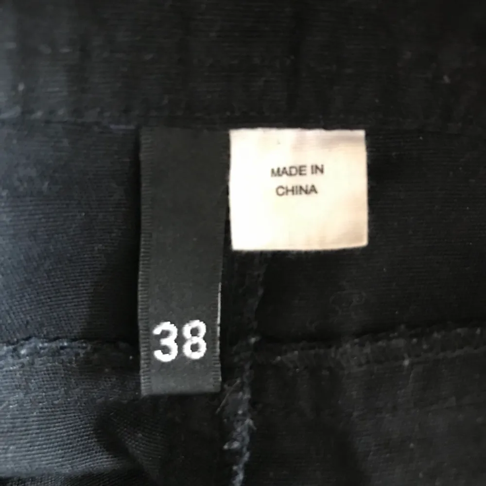Svarta shorts hängselbyxor i strl 38 från HM Divided🌸. Shorts.