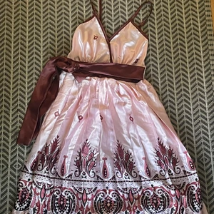 Jättefin sommarklänning! - Jättefin unik sommarklänning! Ungefär stl. Xs-S! Perfekta lite kortare långs på mig som är 174cm! OBS! Finns även i gul!