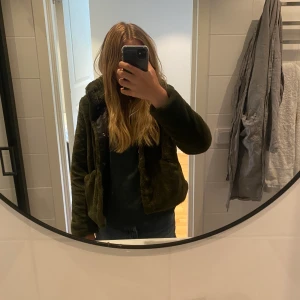 Päls jacka - Säljer denna fina päls jacka från only, köpte i vintras. Har använt Max 5 ggr så den är bra skick. Skriv för mer info. 
