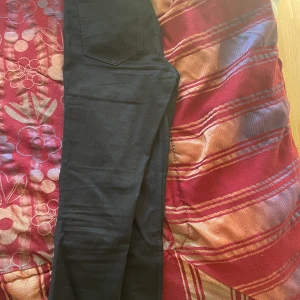 Svarta jeans   - Använt 2 gånger, är i nyskick. Säljer pga köp av nytt par byxor. Är 171 cm så Jeansen går ner till fotleden, och har bra längd. Bekväm att använda 