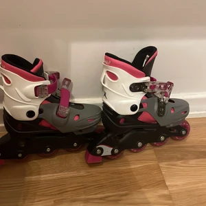 Rullskridskor 🛼  - Ett par rullskridskor som är i storlek 31-34 men passa även i storlek 36-37 för jag har 38 och får in min fot men är lite trongt frakten blir ca 66-100kr  