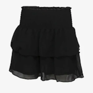 Volang kjol - Svart vanlig volangkjol! Super trendig och fin, passar till allt och nåt alla behöver i garderoben!!