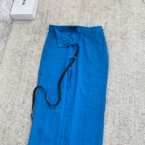 Kostymbyxor  - Blåa supersnygga kostymbyxor som aldrig är använda för att de är för stora