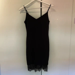 Klänning med spets  - Från miss selfridges 