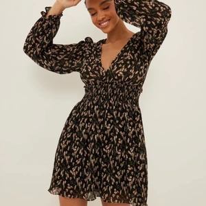 Klänning nakd  - Klänning från nakd, använd 1 gång. Köparen står för frakten💗