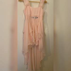 En rosa fin klänning. Passar perfekt för fest tillfällen. Lågt pris då den köptes för många år sedan. 😊