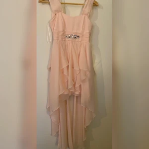 Rosa klänning  - En rosa fin klänning. Passar perfekt för fest tillfällen. Lågt pris då den köptes för många år sedan. 😊