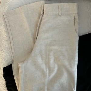 Linnebyxor  - Raka linnebyxor ifrån madladys släpp förra sommaren!  Nypris 599kr  Använda endast 1 gång pga fel storlek 