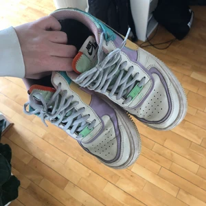Nike air force  - Nike air force i använt skick. Finns någon liten fläck därav det låga priset. Skriv för fler bilder 🥰