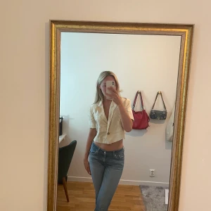 Kort kavaj  - En perfekt sommar kavaj som passar till alla kjolar. 