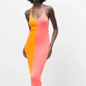 Klänning  - Slutsåld klänning från Zara. Beställde denna super fina klänning men den var inte riktigt min stil. Lappar och sånt finns kvar. Frakten står köparen för och pris kan diskuteras.