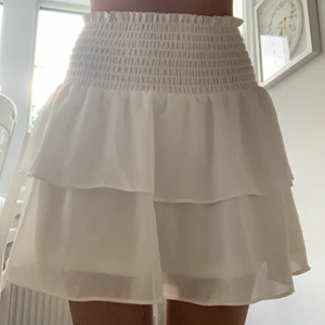 Vit kjol   - Säljer min älskade vita kjol från Chelsea. Helt fläckfri och utan skador och som ni ser på tredje bilden kan man ha på sig den på lite olika sätt, tex om man vill ha den mer lågmidjad❣️ Går att köpa direkt för 200kr