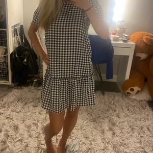 Klänning - Säljer denna super fina rutiga klänning. Jag bär storlek xs men skulle säga att den passar en s också❤️