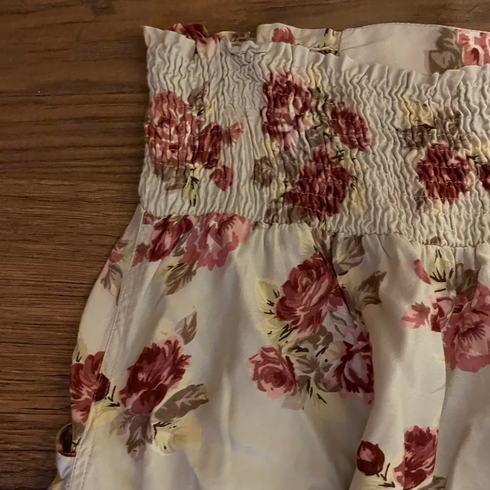 Säljer denna jättesöta kjol med blommor. Den slutar ungefär vid knäna och har fickor!. Kjolar.