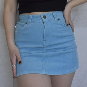 manchester kjol - fiiiinaste manchester kjolen från polarn o pyret!! i finaste blåa färgen💠den är i barnstorlek så väldigt liten🍄💌