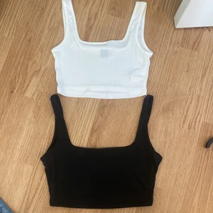 Svart&vit toppar - Säljer dessa två topparna i storlek XS. Köp båda för 80kr eller 1 för 60kr. Säljer via swish (inte via köp nu) så kontakta mig först så får du GRATIS FRAKT 😍
