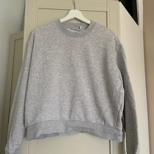 Sweatshirt - Fin grå sweatshirt från weekday i fint skick🤍🤍