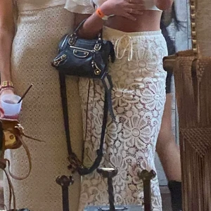 Zara virkad kjol - Aldrig använd, säljer pga har så många andra. Supersnygg kjol, perfekt nu till sommaren. Nypris 560, därav priset. Inga defekter, + prislapp kvar  skriv för mer bilder 🌸💕 kan mötas, annars står köpare för frakt.