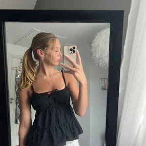 Linne - Svart söt topp som inte säljs längre och var väldigt eftertraktad ett tag🙌🙌 justerbara band på axlarna. Säljer också denna i vit