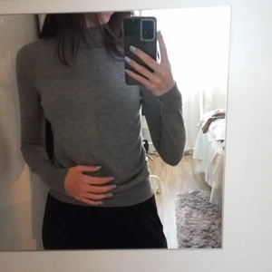 Grå stickad polotröja  - Grå stickad polotröja i strl xs till s. Nyskick, möts upp i sthlm💮