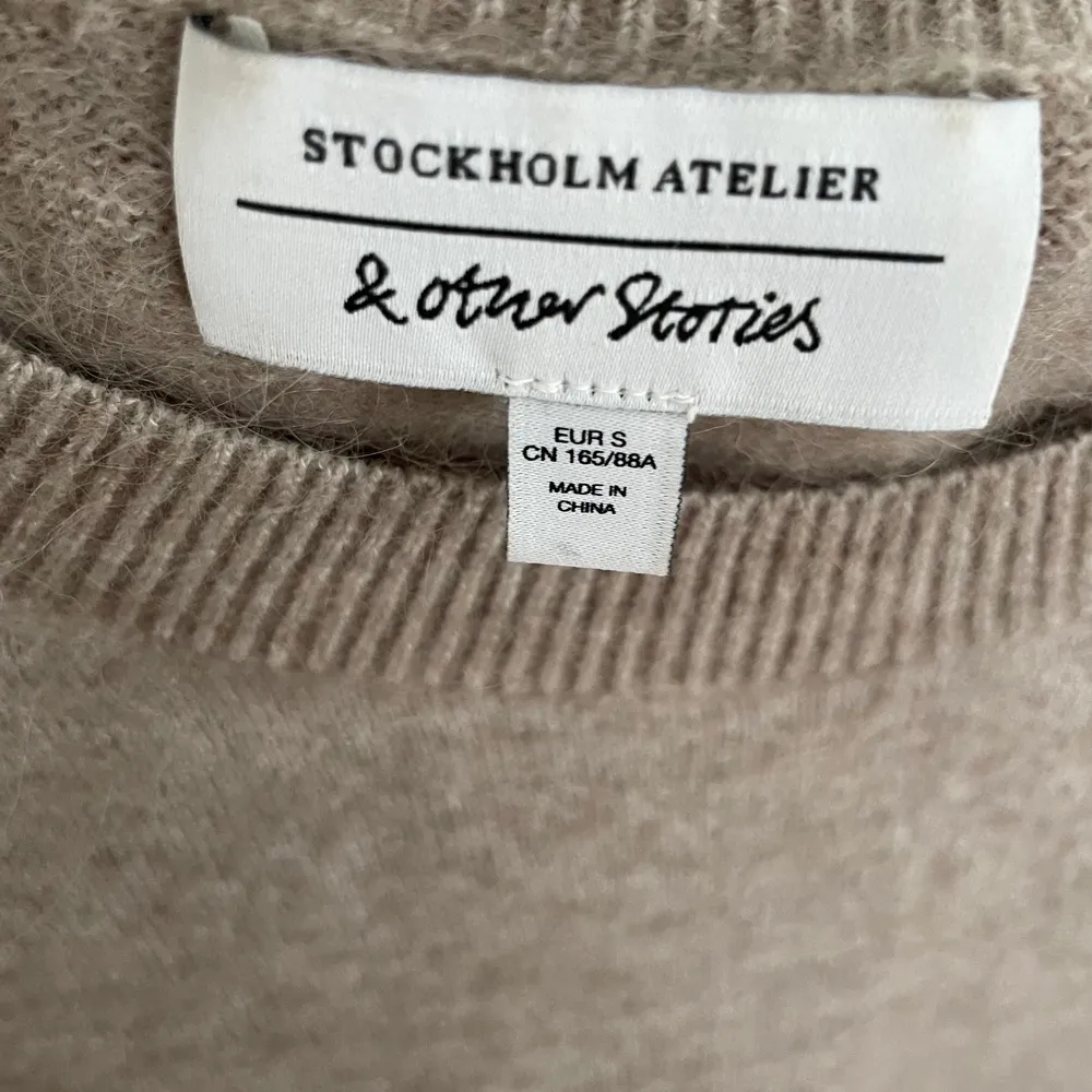 Säljer min other stories tröja som inte längre används🤍 ( nypris 590kr ) finns inte kvar att köpa i butik, säljer för 200kr. Stickat.