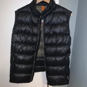 Parajumper väst  - Äkta parajumper väst. Köpt från kidsbrandstore. Västen är i mycket bra skick. Det är barn storlek M, men den är stor i storleken. Skulle säga att den passar bra mellan 160-170 cm. Pris kan diskuteras 