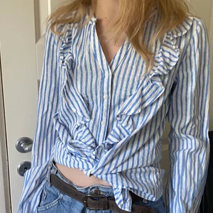 Skjorta - Randig skjorta som passar perfekt nu till sommarn!! 🌊☀️  Jag möts upp i stockholm och fraktar även!! Frakten kostar 66 kr om man vill ha paketet spårbart!