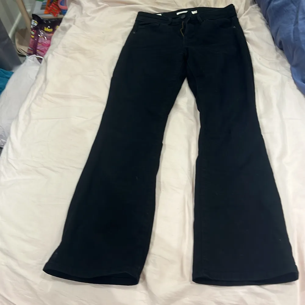 Säljer dessa underbara svarta ”High Rise bootcut” jeans från Levis då jag inte har användning för dessa, använda Max 10 gånger och i helt perfekt skick. Köpta i januari och köptes för 1,200kr säljer nu för 800, passar en S/XS, jag är 160 och dom är perfekta. Jeans & Byxor.