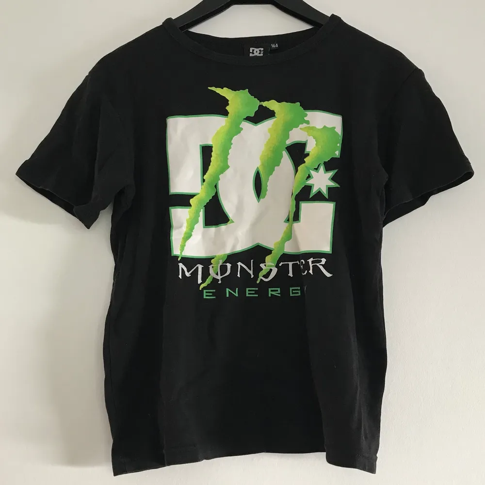 Supercool T-shirt med Monster Energy tryck! Säljer den då den inte kommer till användning lägre. Sparsamt använd så den är i bra skick! Köparen står för frakten!👻🦎. T-shirts.